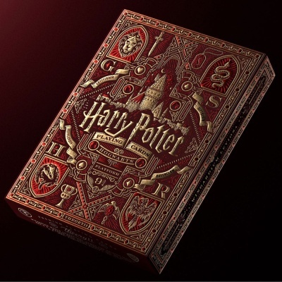Baralho de cartas de Harry Potter com caixa vermelha e dourada com desenhos e texto