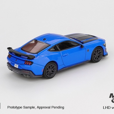 Miniatura de carro desportivo azul com detalhes pretos em fundo branco