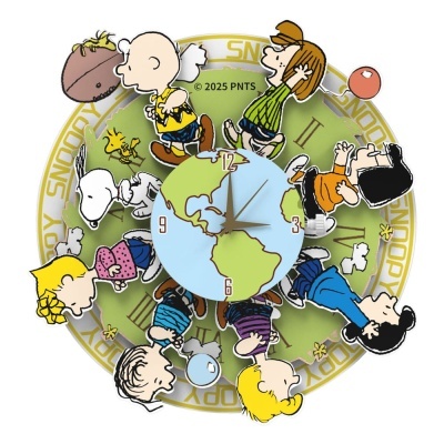 Relógio de parede com personagens dos Peanuts e mapa do mundo