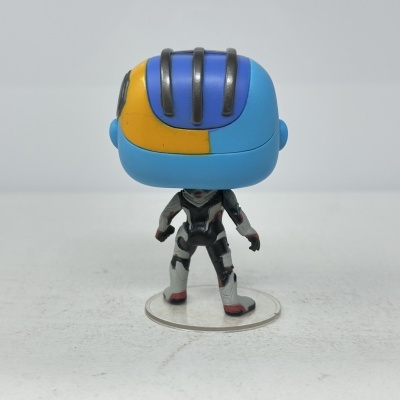 Miniatura Funko Pop de personagem com capacete azul, amarelo e fato cinzento
