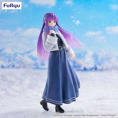 Figura colecionável feminina com cabelo roxo e vestido azul em cenário de neve