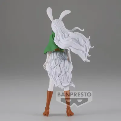 Figura colecionável com orelhas de coelho, cabelo branco e capa verde