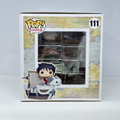 Caixa branca com figuras Pop! Rides número 111 e personagem num barco com vela branca de caveira