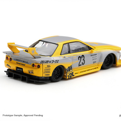Miniatura de carro de corrida amarelo e cinza com grandes logos e número 23