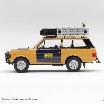 Miniatura de carro SUV amarela com adesivo Camel Trophy 81 e bagageira no tejadilho