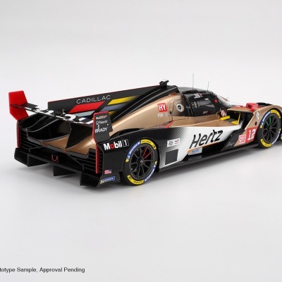 Modelo de carro de corrida preto, dourado e vermelho com logótipos e pneus de corrida