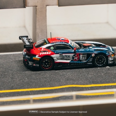 Miniatura de carro de corrida colorido em pista de corrida em miniatura