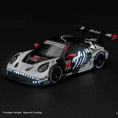 Modelo de carro de corrida Porsche Mini GT com design branco e preto e número 77