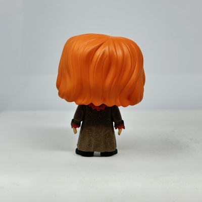 Figurina de plástico com cabelo laranja e vestido castanho de costas