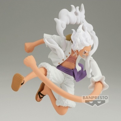 Figura de ação BANPRESTO com cabelo branco, casaco e calções brancos, faixa roxa, braços e pernas alongados em pose ativa