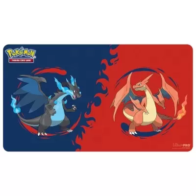 Tapete para cartas com ilustrações dos Pokémons Charizard em azul e vermelho e texto PoKéMON TRADING CARD GAME e Ultra PRO.