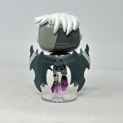Figura vinil cabelo branco meio cinza asas negras suporte transparente