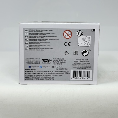 Embalagem branca da marca Funko com advertências e informações multinacionais