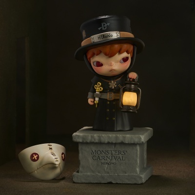 Figura de personagem com casaco e chapéu pretos segurando lanterna em base MONSTERS CARNIVAL HIRONO ao lado máscara branca