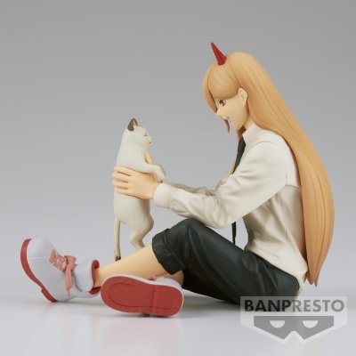 Figura colecionável de anime com gato branco