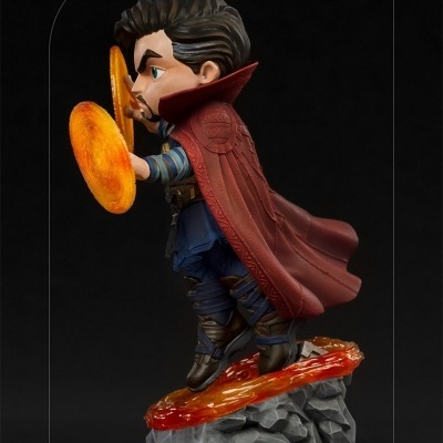 Figura de ação Doctor Strange da Marvel com capa vermelha e base de pedra.