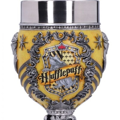 Cálice decorativo estilo Hufflepuff amarelo com brasão e detalhes prateados