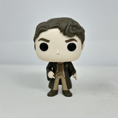 Figura Funko Pop com casaco castanho e vareta