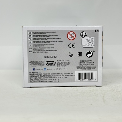 Parte traseira de caixa branca com texto e símbolos de aviso