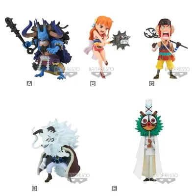Cinco figuras de ação de personagens com diferentes roupas e armas, fundo branco.