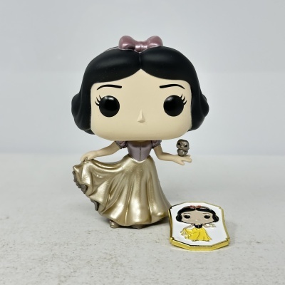 Figura Funko Pop da Branca de Neve em vestido dourado com laço rosa e animal dourado na mão