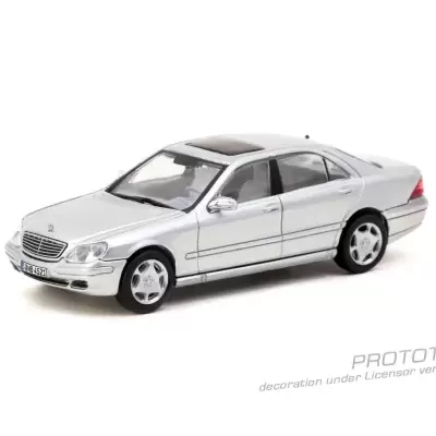 Miniatura de carro Mercedes-Benz prateado com detalhes realistas
