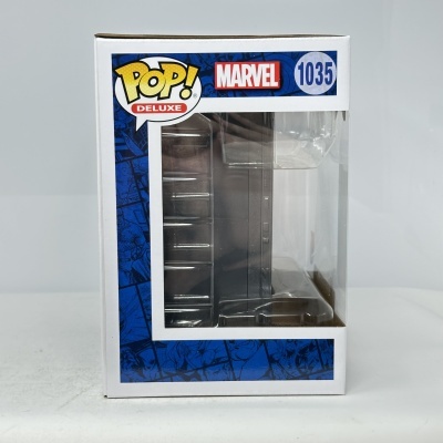 Caixa branca de Funko Pop! Deluxe Marvel nº 1035 com janela transparente