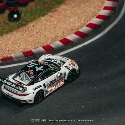 Miniatura de carro de corrida branco com decoração floral e número 13 numa pista curva