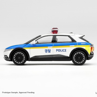 Miniatura carro polícia branco com listra azul e amarelo, luz no tejadilho, texto POLICE e coreano na porta.