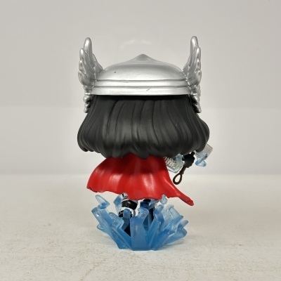 Figura colecionável de Thor vista de costas com capa vermelha e capacete prateado.