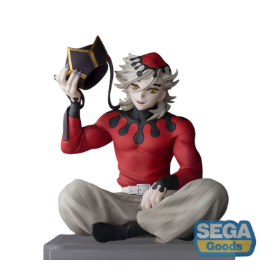 Figura colecionável de personagem sentado com roupa vermelha e bege segurando chapéu