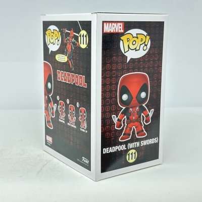 Caixa Funko Pop Deadpool número 111 com espadas em fundo preto