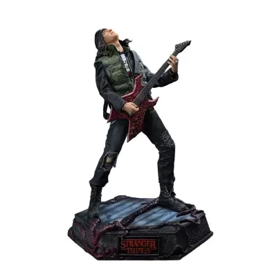 Figura colecionável de personagem a tocar guitarra com base Stranger Things