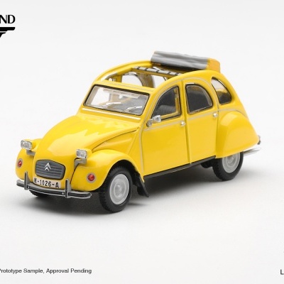 Miniatura de carro amarelo Citroën 2CV com capota cinza e matrícula M-1026-A