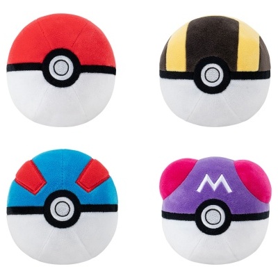 Quatro peluches de Pokébolas em diferentes cores e padrões.