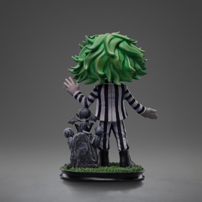 Figura de ação com cabelo verde e fato riscado em base verde e cinzenta
