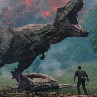 Dinossauro Tyrannosaurus rex em floresta com homem e lava ao fundo