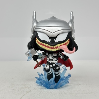 Figura de vinil estilo cartoon com capacete e capa vermelha segurando martelo