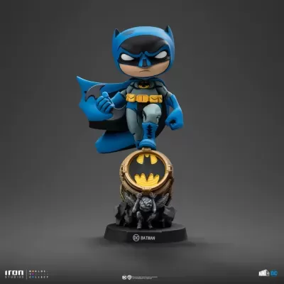 Figura colecionável do Batman em uniforme azul e preto com base preta