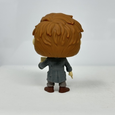 Figura Funko Pop de costas com casaco cinza e cabelo castanho.