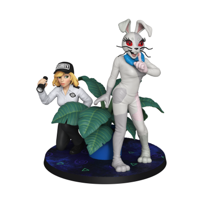 Figuras de ação de personagem feminina e de coelho branco sobre base decorada