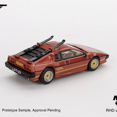 Miniatura de carro Lotus Turbo Esprit vermelho ferrugem com esquis no tejadilho