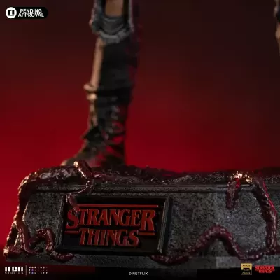 Base de figura de ação Stranger Things com textura cinza e tentáculos vermelhos.