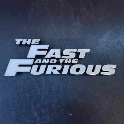Logotipo branco em relevo THE FAST AND THE FURIOUS sobre fundo preto.