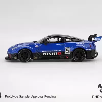 Miniatura de carro de corrida azul e preta com rodas pretas e asa traseira