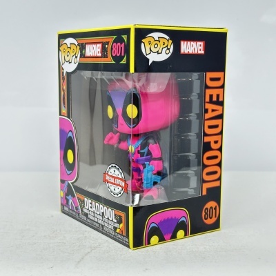 Figura Pop! Marvel Deadpool em caixa preta com detalhes amarelos e embalagem transparente