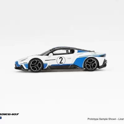 Miniatura de carro desportivo branco com detalhes azuis e preto e número 2 na porta