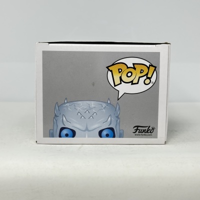 Caixa branca de brinquedo Funko Pop com figura azul e texto POP!