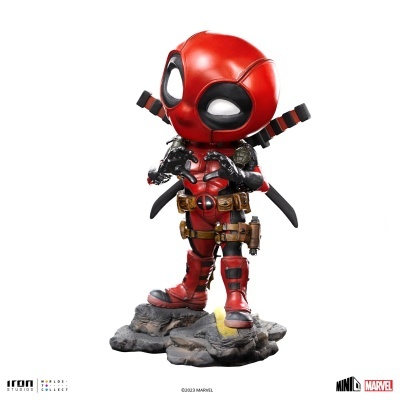 Figura colecionável Deadpool vermelho e preto com base de rochas.