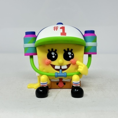 Figura de brinquedo do Bob Esponja com boné branco e texto #1